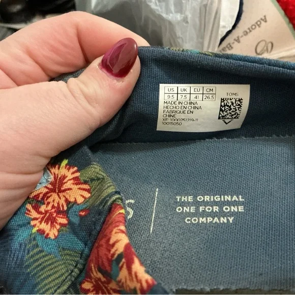 Toms Blue Floral Hawaiian Slip-Ons, size 9.5 - Picture 4 of 5